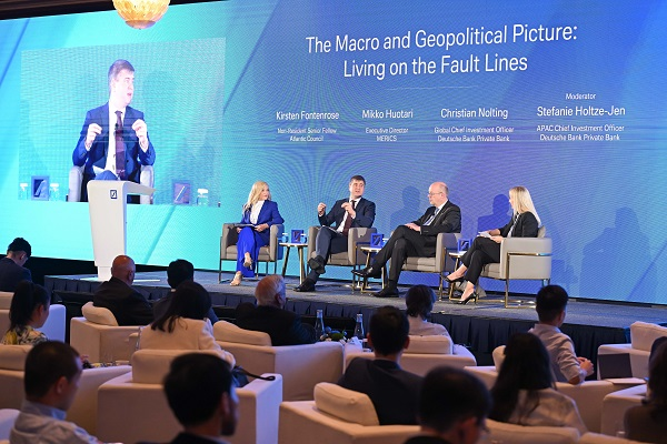 Panel discussion on the macro and geopolitical landscape with (from left to right) Kirsten Fontenrose from the Atlantic Council, Mikko Huotari from MERICS, with Christian Nolting and Stefanie Holtze-Jen from Deutsche Bank