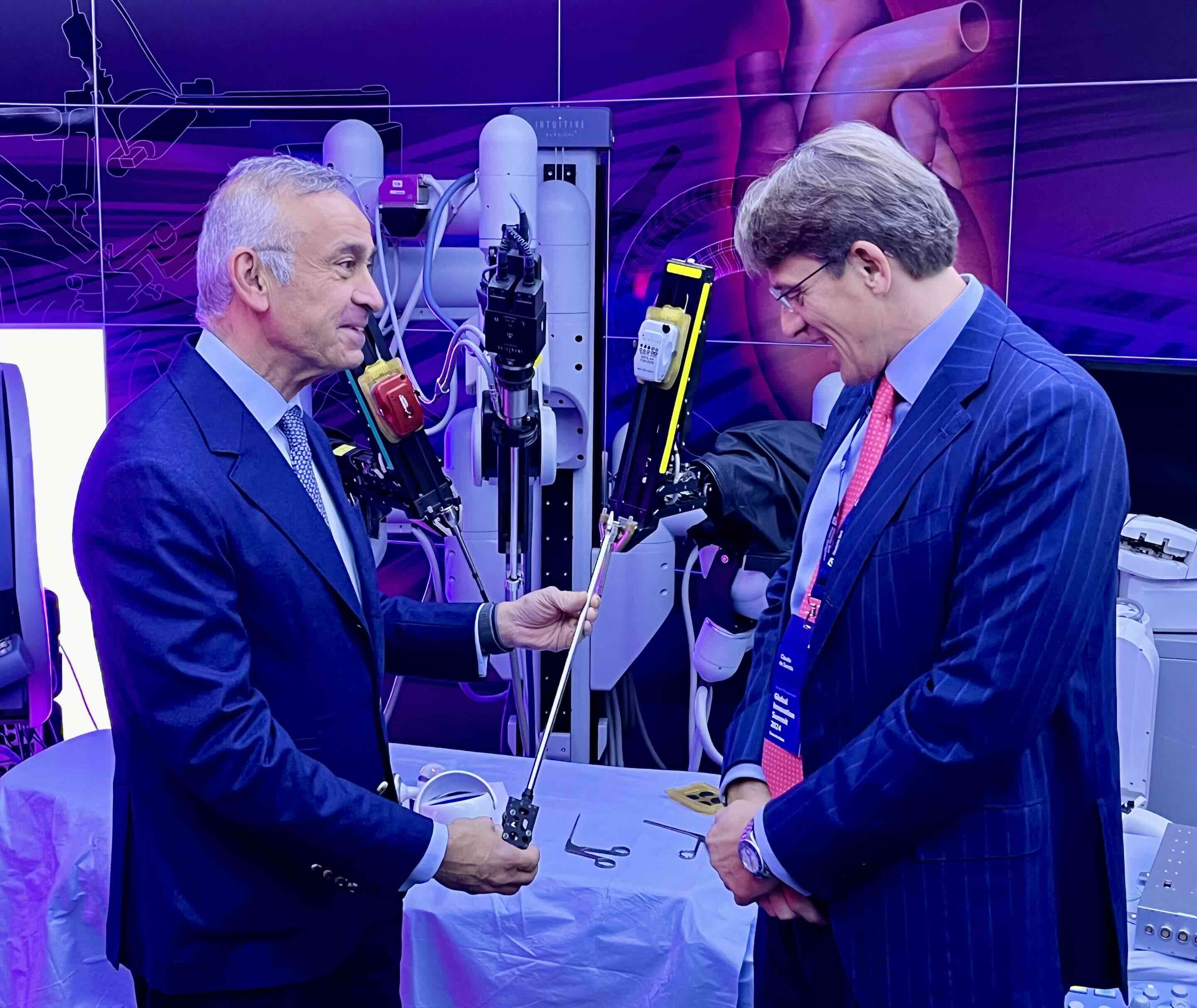 Professor Lord Ara Darzi shows Claudio de Sanctis the Da Vinci Surgical System